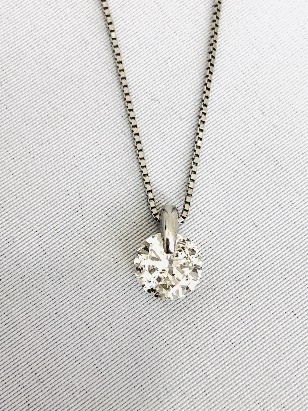 結婚記念日にもらったダイヤのネックレス