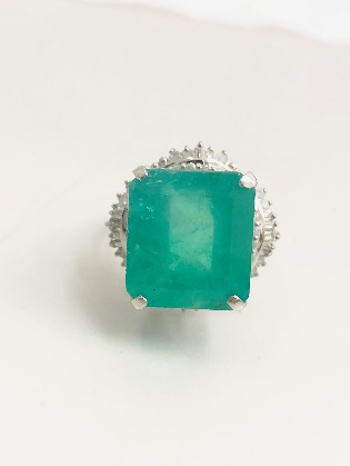 実家の整理で出てきたエメラルドの指輪