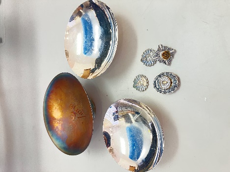 勤めていた会社からもらった銀杯やバッジ