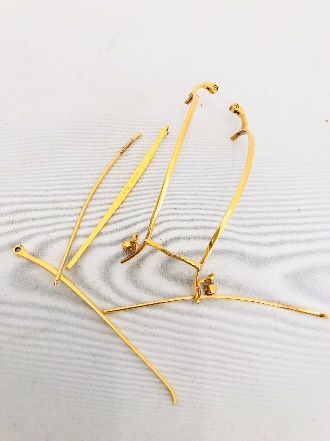 変形した金のメガネのフレーム